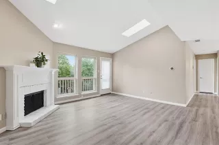 Browse active condo listings in OAKS ON MONTFORT
