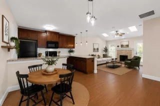 Photo #4: 21275292 Listing
