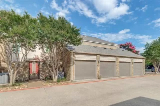 Browse active condo listings in OAKS ON MONTFORT