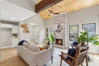 Photo #5: 21279483 Listing