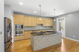 Photo #5: 21282504 Listing 