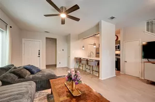 Photo #6: 21284676 Listing
