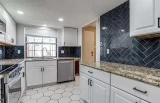 Photo #5: 21285977 Listing