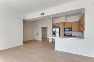 Photo #5: 21295353 Listing