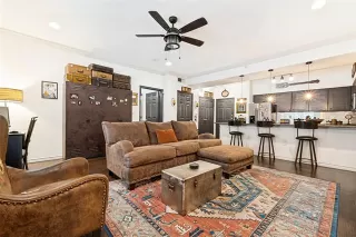Photo #5: 21299054 Listing