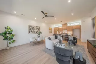 Photo #5: 21299158 Listing