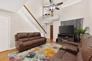 Photo #5: 21301528 Listing