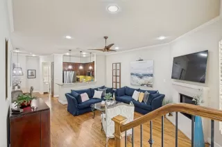 Photo #4: 21301893 Listing