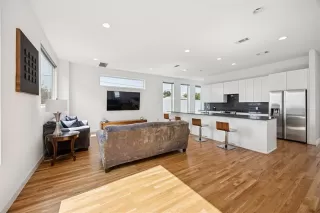 Photo #6: 21302484 Listing