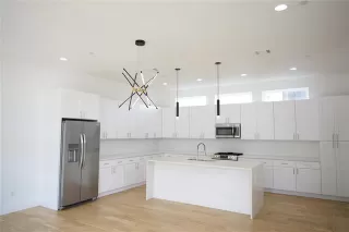Photo #2: 21304341 Listing 