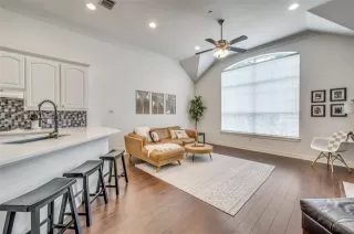 Photo #2: 21305028 Listing