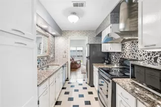 Photo #4: 21305818 Listing