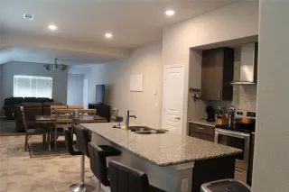 Photo #4: 21305984 Listing