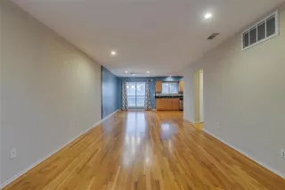 Photo #4: 21307257 Listing