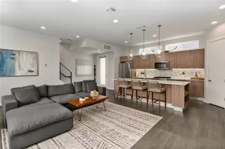 Photo #4: 21307731 Listing