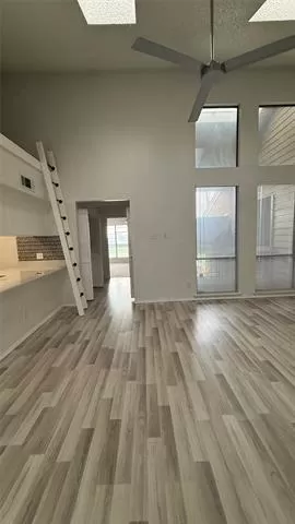Photo #4: 21307753 Listing