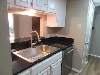 Photo #5: 21310148 Listing