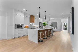 Photo #4: 21317373 Listing